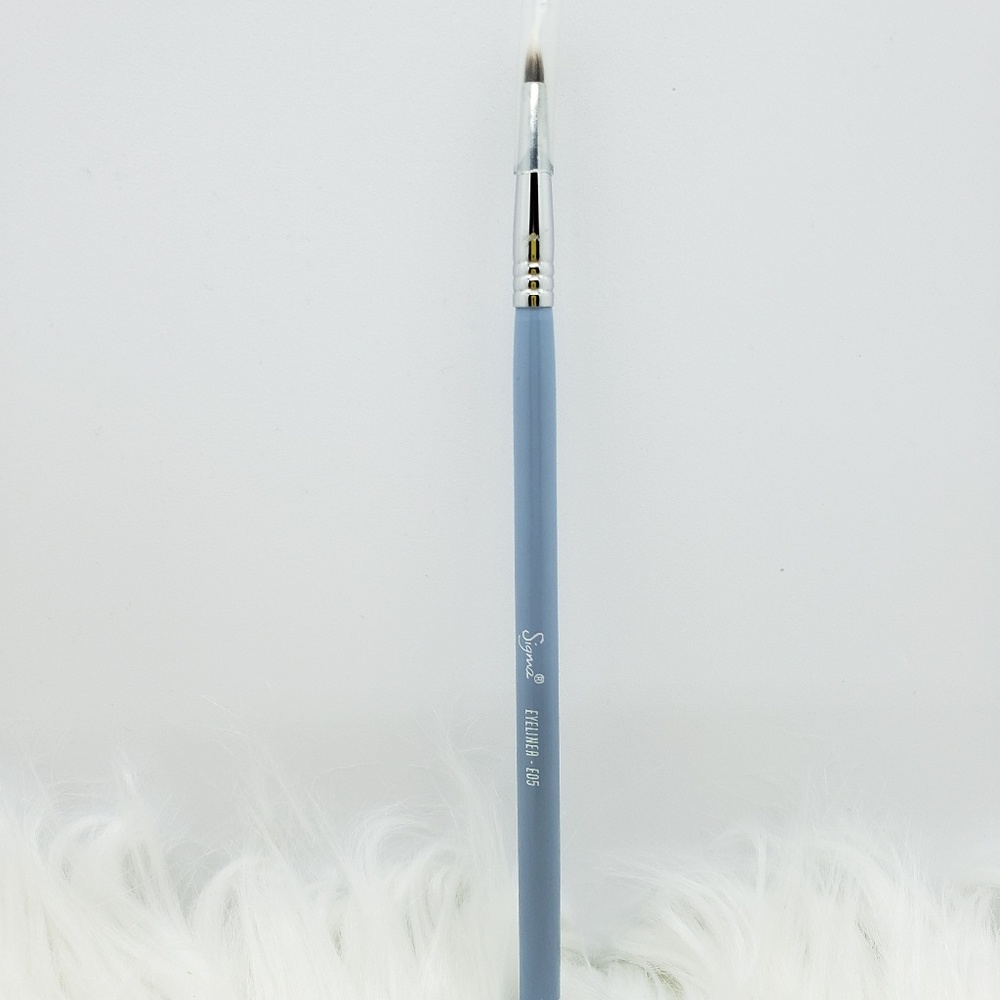 SIGMA E05 EYELINER BRUSH - LIGHT BLUE CHROME - Picture 2 of 4